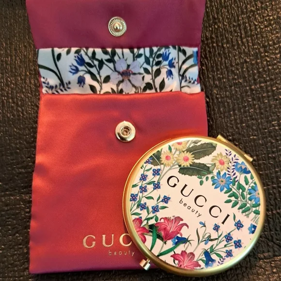 Gucci Flora Compact Mirror with Elegant Design - Picture 1 of 4